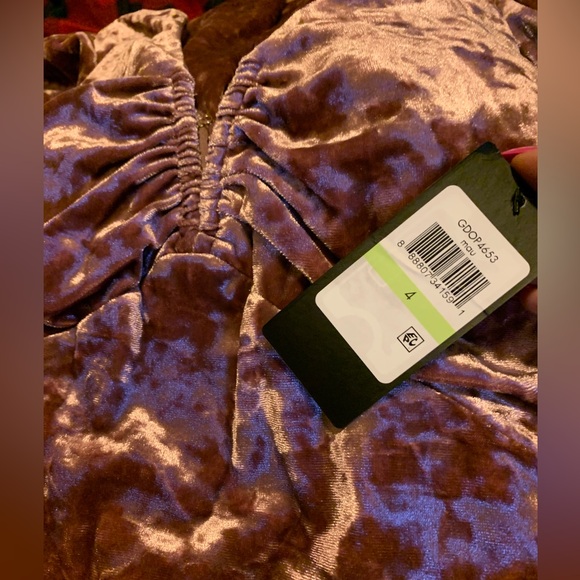 Mauve Elegant Velvet Pink Mini Dress
Textured Bodycon Mini Silhouette - Picture 4 of 7